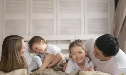 Cha mẹ làm 2 điều này cho con trước khi ngủ, con thông minh, giao tiếp tốt hơn