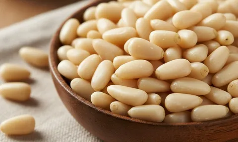 Hạt thông lên ngôi mâm mứt Tết 2026: Giá cao vẫn “cháy hàng”, điều gì khiến nhiều gia đình sẵn sàng chi mạnh?