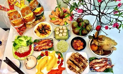 Mâm cơm cúng Tất niên hút