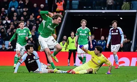 Bước ngoặt thẻ đỏ giúp Newcastle ngược dòng hạ Villa
