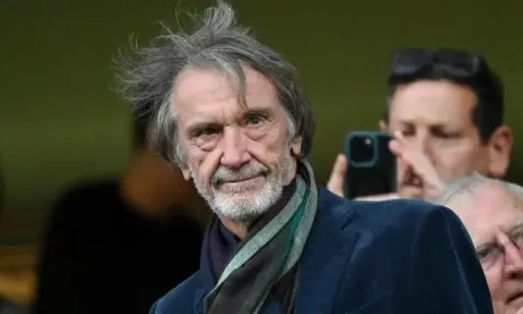 Sir Jim Ratcliffe xin lỗi nhà Glazer sau phát ngôn vạ miệng