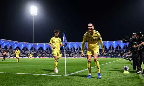 Ronaldo nổ súng và gửi thông điệp ngày tái xuất