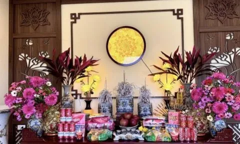 Lọ hoa trên bàn thờ ngày Tết Nguyên đán 2026 đặt bên trái hay bên phải?