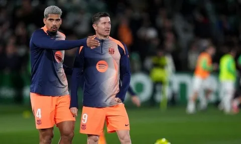 Hansi Flick đưa Araujo trở lại đội hình chính của Barcelona
