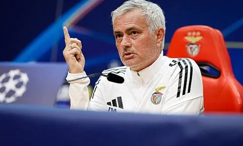 Nhà vua Real Madrid tổn thương đe dọa Mourinho