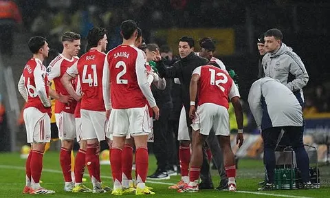 Arsenal đang tự bắn vào chân bằng sự cầu toàn thái quá