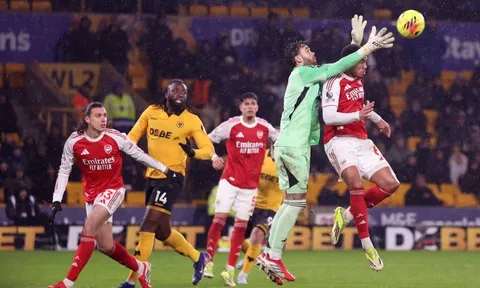 Alan Smith chỉ trích Trossard và David Raya sau trận hòa Wolves