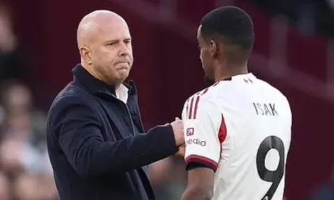 Arne Slot xác nhận thời điểm Alexander Isak tái xuất