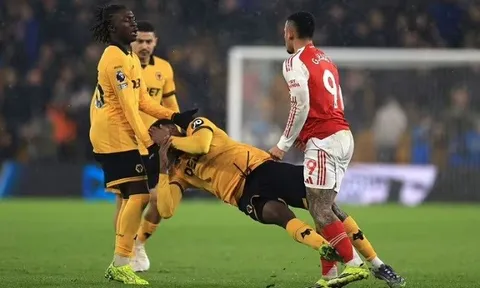 Bóng ma Birmingham 2008 đe dọa ngôi vương Arsenal