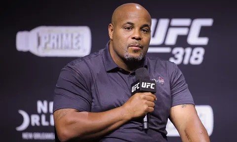 Daniel Cormier nổi giận vì tin đồn Tom Aspinall rời UFC: 'Sao lại có thể ngu ngốc đến vậy?'