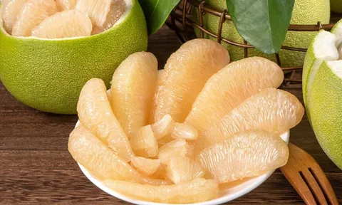 Người đang dùng 5 loại thuốc này không nên ăn bưởi