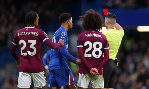 Wesley Fofana đẩy Chelsea vào thế khó bằng tấm thẻ đỏ tai hại