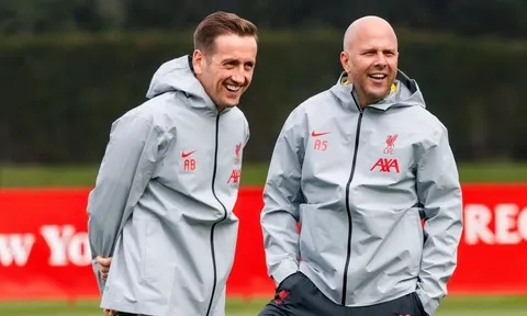 Liverpool thăng hoa bóng chết, Slot phủ nhận do đổi trợ lý