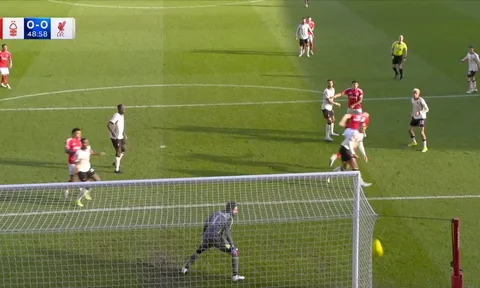 Van Dijk kèm người nghẹt thở, Alan Smith tấm tắc khen