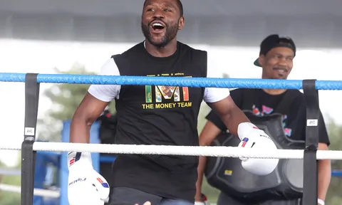 Chấn động làng quyền Anh: Floyd Mayweather chính thức tái xuất ở tuổi 49 sau đại chiến với Mike Tyson
