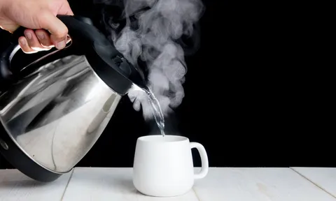 Vì sao nên uống nước ấm sau khi ngủ dậy mỗi sáng?