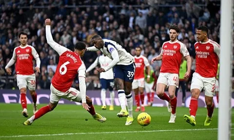 Neville chê Saliba hời hợt trong bàn gỡ của Kolo Muani