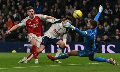 Gyokeres thừa nhận học theo Eze để xé lưới Tottenham
