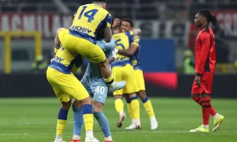 AC Milan thua sốc Parma và bị Inter bỏ xa 10 điểm