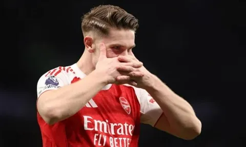 Neville ca ngợi Gyokeres sau khi Arsenal hạ Tottenham