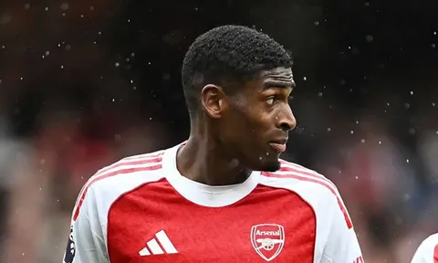 Fan Arsenal phát cuồng vì tốc độ của Mosquera