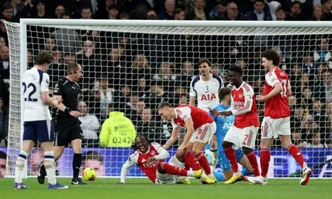 Eze khiến Martinelli trầm trồ ở trận đại thắng Spurs