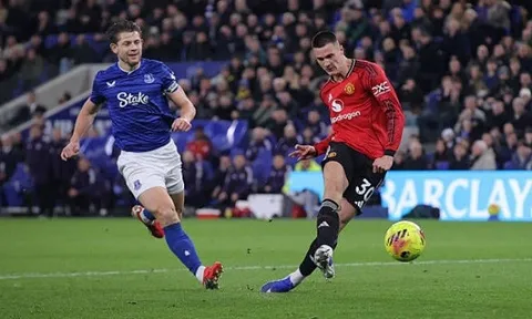 Neville chỉ ra quyết định bước ngoặt giúp MU thắng Everton