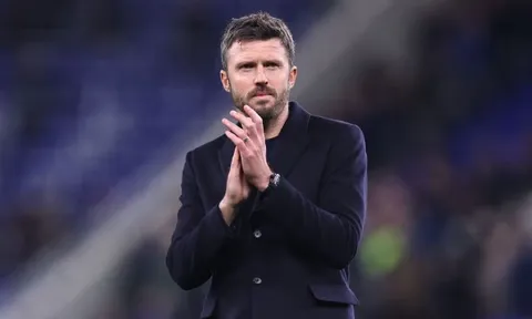 Neville khuyên Amorim tự vấn khi thấy Carrick thành công