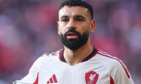 Tin đồn chuyển nhượng sáng 26/2: Salah sẵn lòng ở lại Liverpool, MU bán Bayindir