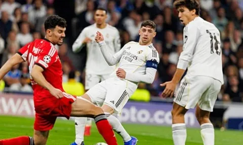 Valverde hóa "cánh tay nối dài" của Arbeloa