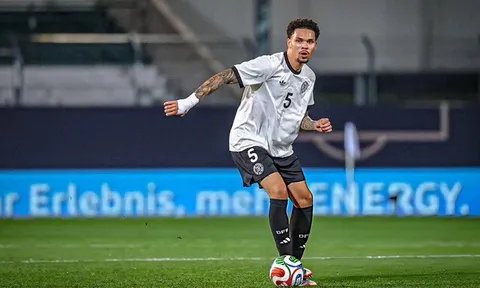 Liverpool nhắm hậu vệ Frankfurt thần tượng Van Dijk
