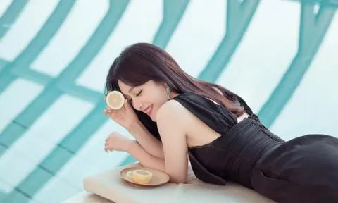 Phong cách trẻ trung ở tuổi 46 của Tần Lam: Bí quyết nằm ở áo dáng ngắn và bảng màu tinh giản