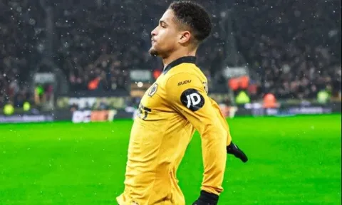 Gục ngã trước Wolves, Aston Villa nguy cơ bị Man Utd san bằng điểm số