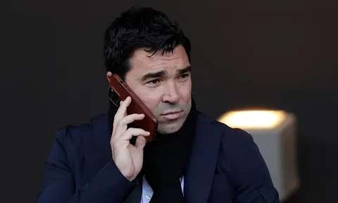 Deco nói thẳng về tin đồn Barca mua Alvarez