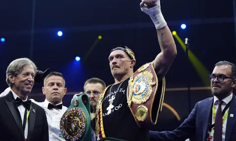 Địa chấn làng võ: 'Vua Boxing' Usyk thượng đài cùng 'Vua Kickboxing' Verhoeven tại Kim Tự Tháp