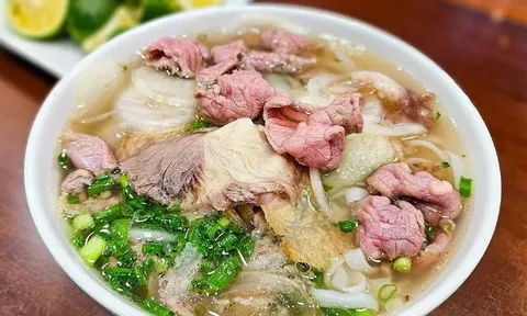 Đến Hà Nội ăn phở gia truyền lâu đời: Mách bạn 6 địa chỉ được du khách nước ngoài ca ngợi, luôn đông nườm nượp 