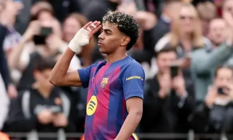 Lamine Yamal tặng quả bóng hat-trick đầu đời cho mẹ