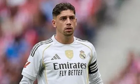 Tin đồn chuyển nhượng tối 1/3: Man Utd "săn" Valverde; Liverpool tranh mua Luis Suarez