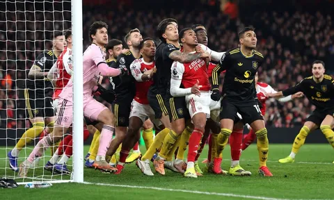 Moyes đòi trọng tài phạt nặng đòn bóng chết của Arsenal