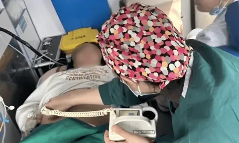 Đi chơi dính kẹt xe 20 tiếng trên cao tốc, cảnh bên trong ô tô của cặp đôi trẻ khiến người qua đường tái mặt