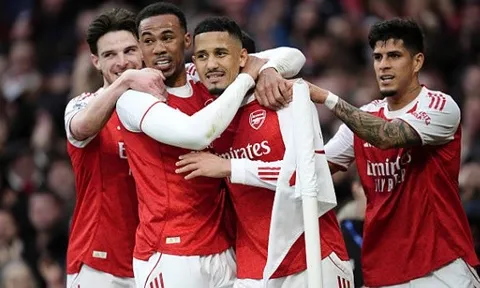 Gary Neville chê Chelsea đá như trẻ con trước Arsenal