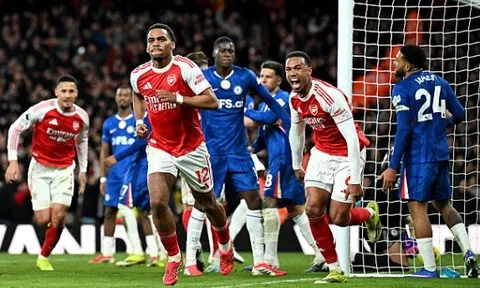 Thắng kịch tính Chelsea, Arsenal giữ vững ngôi đầu bảng