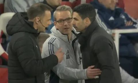 Trọng tài hai lần tước cơ hội phản công của Arsenal trước Chelsea