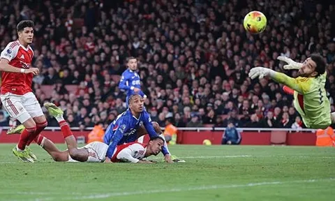 Arteta suýt "đứng tim" vì pha cứu thua của David Raya