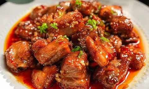 Cách làm sườn rim mắm tỏi mềm tan, không bị khô dai