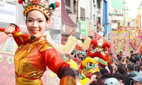 Hàng nghìn người dân ở TP.HCM xuống phố chào đón Bát Tiên, tiên nữ “giáng trần” trong ngày Rằm tháng Giêng