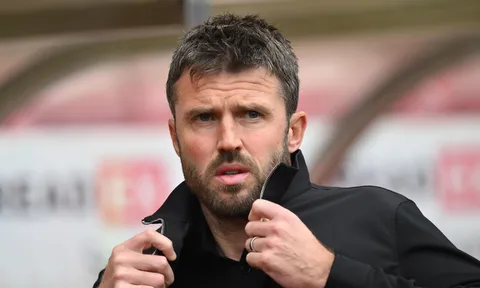 Manchester United đừng để mất Michael Carrick vào tay đối thủ