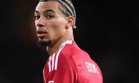 Ekitike châm ngòi màn xô xát dữ dội ở trận Wolves thắng Liverpool