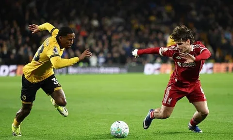 Owen đòi Liverpool trảm Kerkez sau trận thua Wolves
