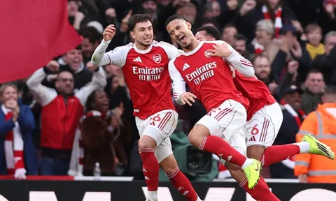 Arsenal rũ bỏ sự ngây thơ để sinh tồn